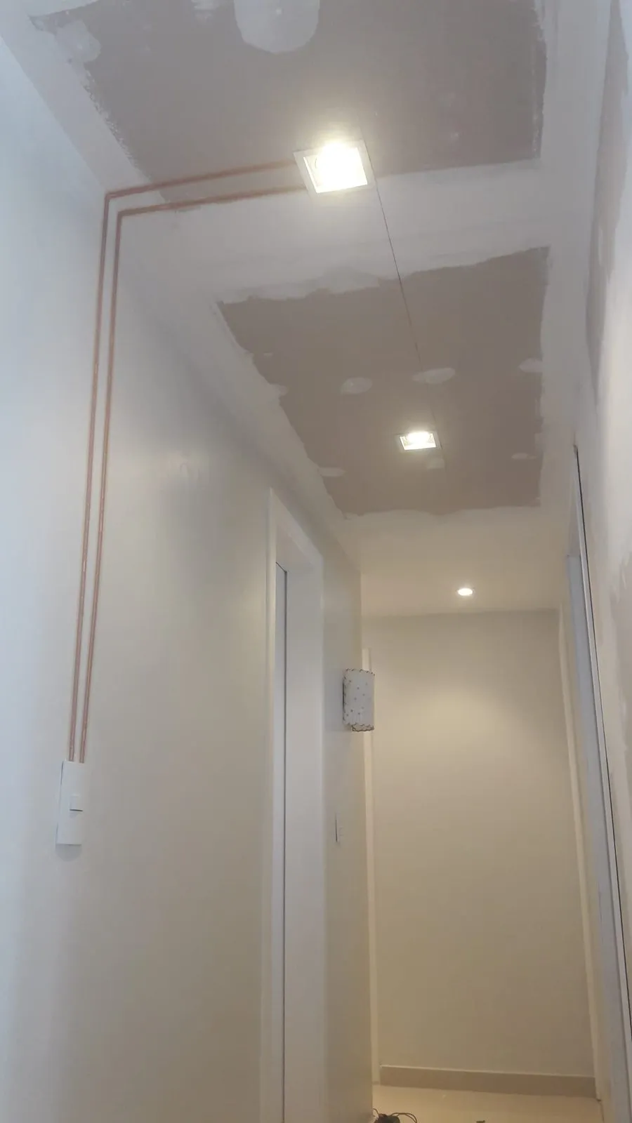 Corredor com iluminação embutida de LED