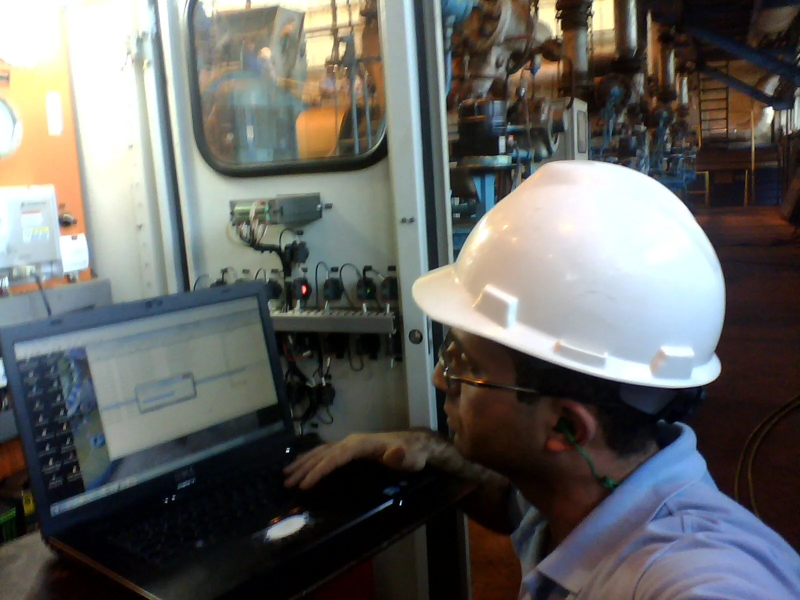 Engenheiro Márcio configurando controle de turbina pelo computador