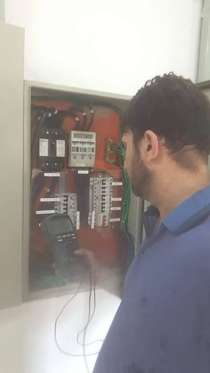 Engenheiro Márcio Zottino trabalhando em painel elétrico predial