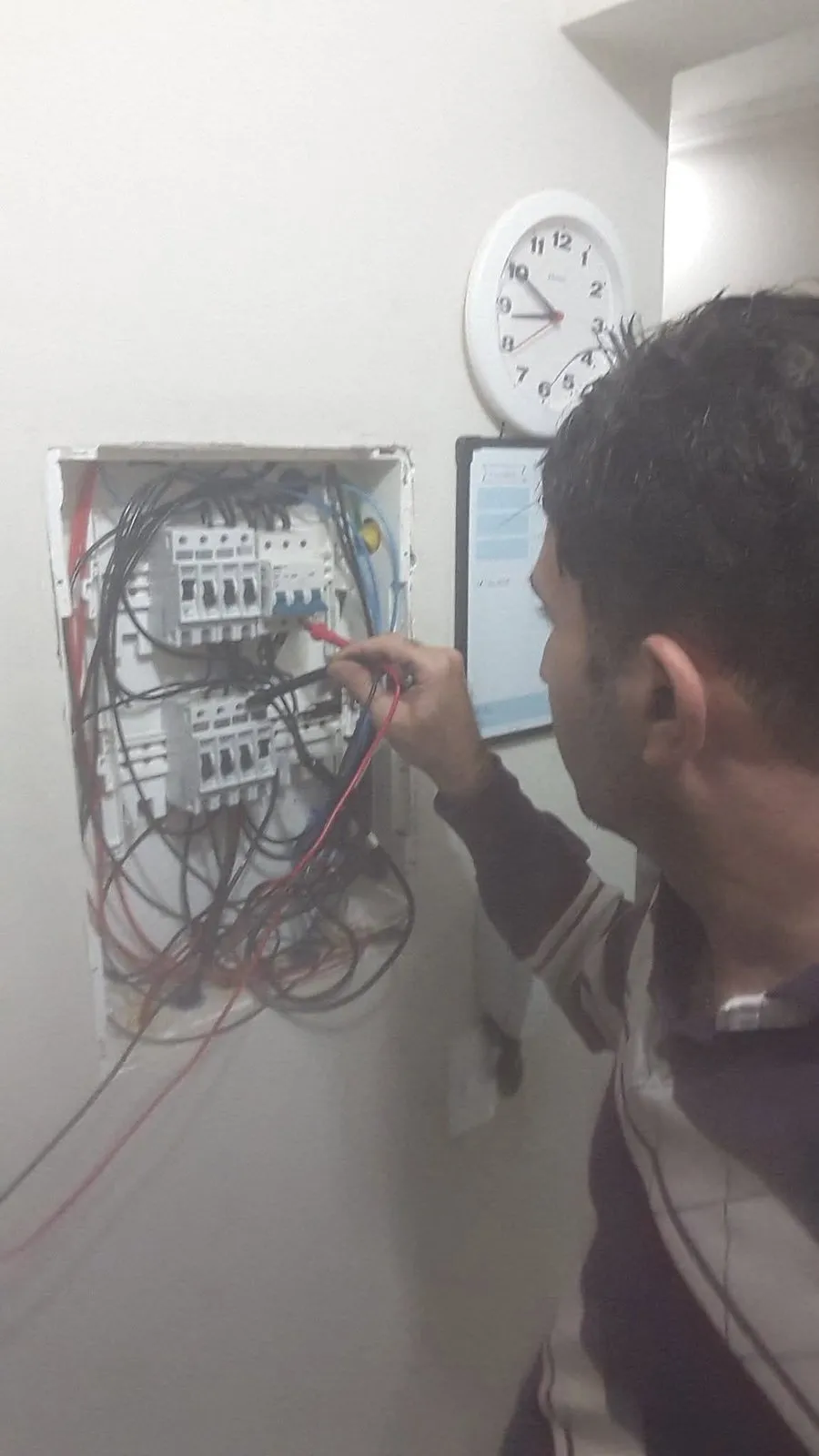 Engenheiro Márcio Zottino em manutenção de quadro elétrico