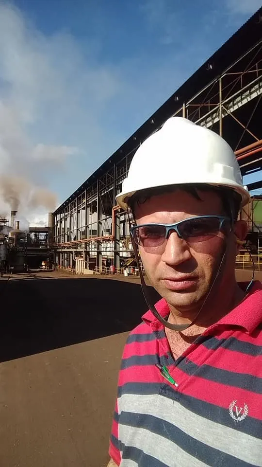 Engenheiro Márcio Zottino com capacete de segurança em uma usina