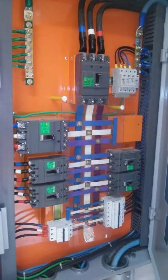 Painel elétrico industrial montado com disjuntores e comandos