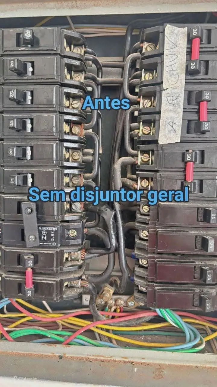 Antes: Quadro antigo trocado por quadro novo com disjuntor geral