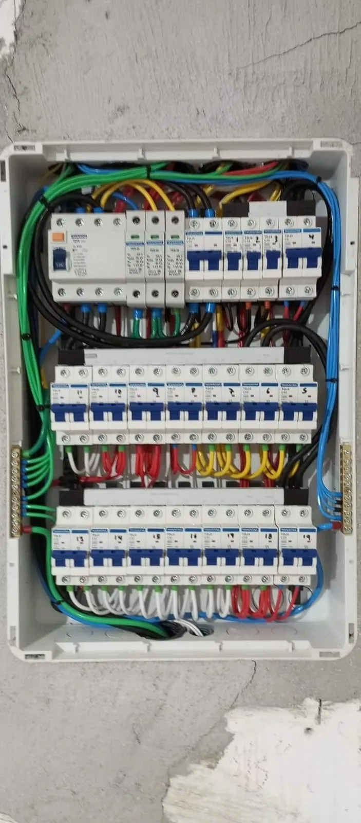 Quadro de distribuição com várias fileiras de disjuntores organizados
