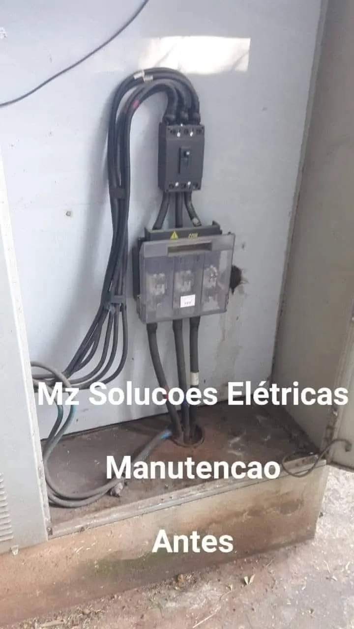 Quadro elétrico em manutenção, antes da reorganização