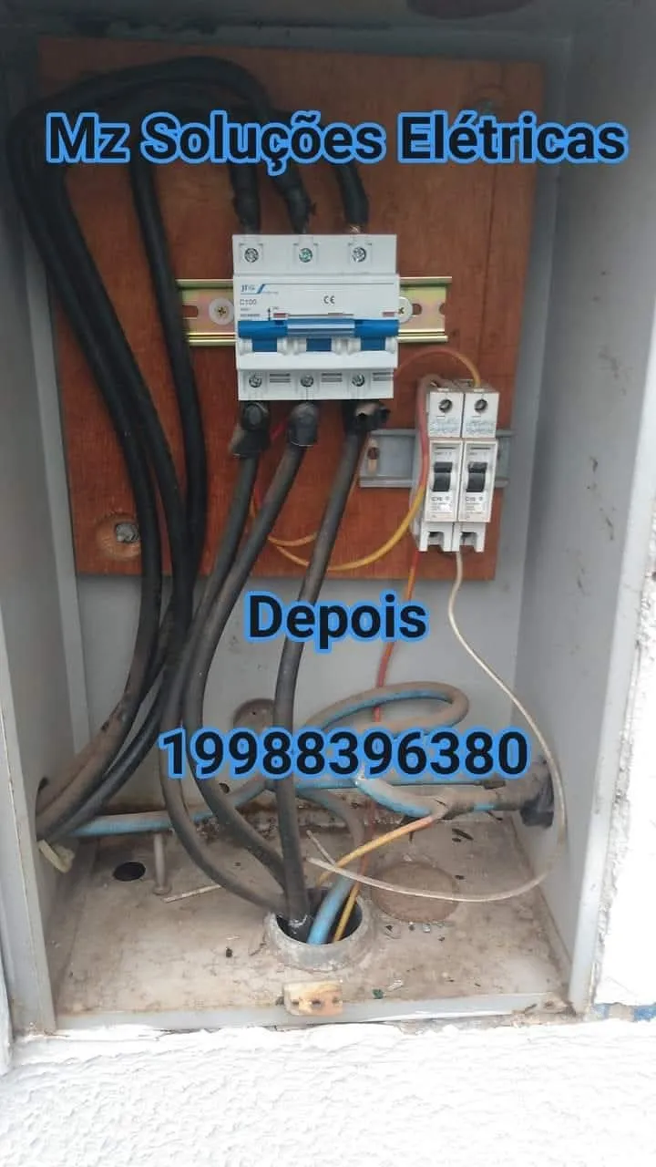 Quadro de distribuição com disjuntores e DPS instalados